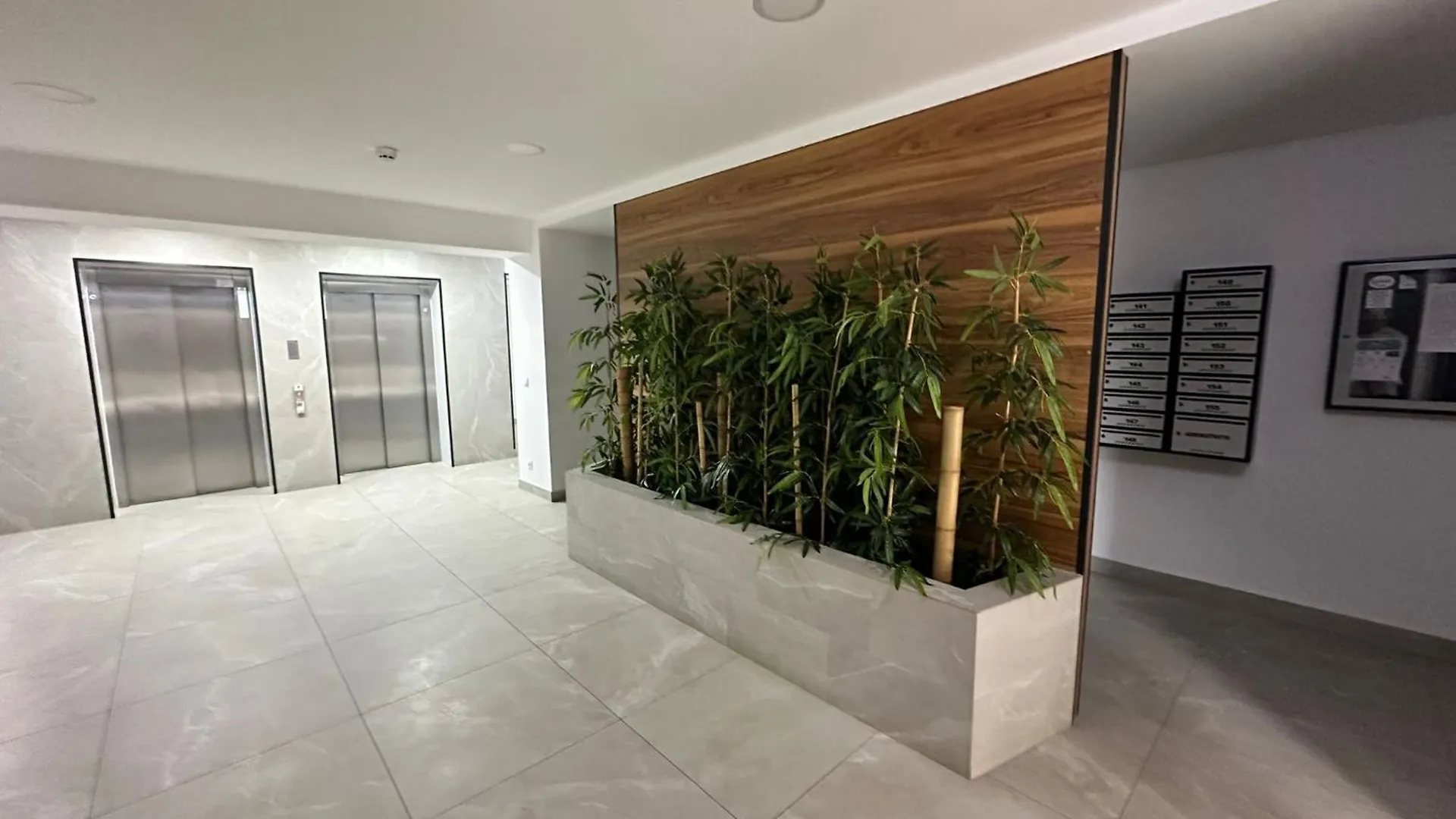 Mara Studio Hils Bucharest 0*,